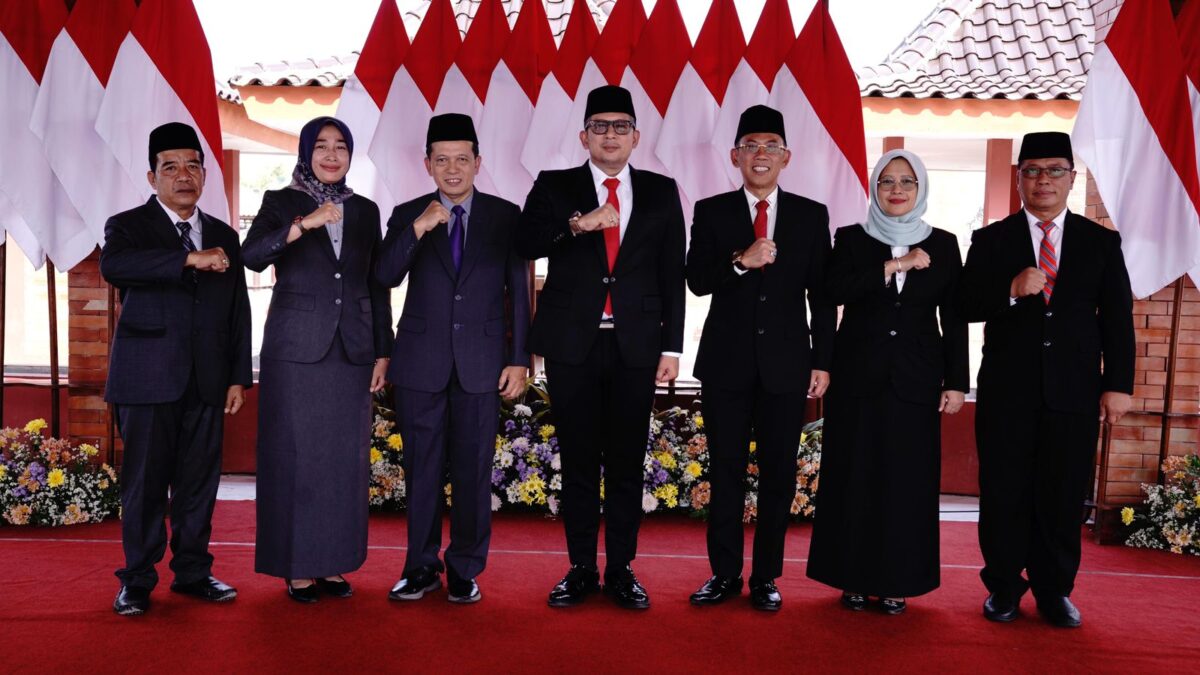 Pj Wali Kota Mojokerto bersama 5 Kepala Dinas yang baru dilantik, Jumat (26/7/2024). (Diskominfo Kota Mojokerto for kabarterdepan.com) 
