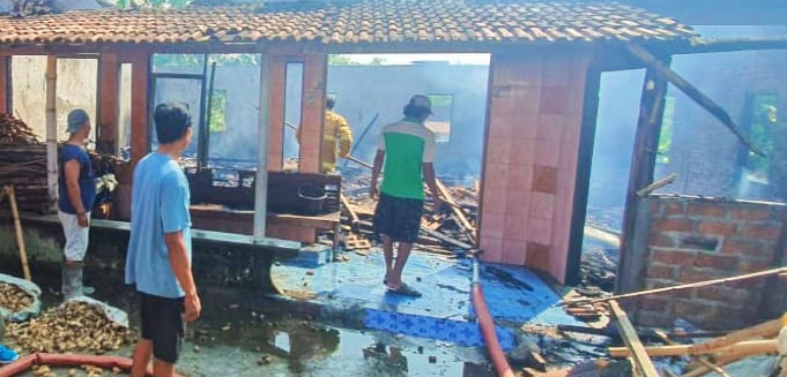 Kondisi rumah Painah warga Desa Mrisi, Kecamatan Tanggungharjo, Kabupaten Grobogan pasca kebakaran.( Masrikin/kabarterdepan.com)