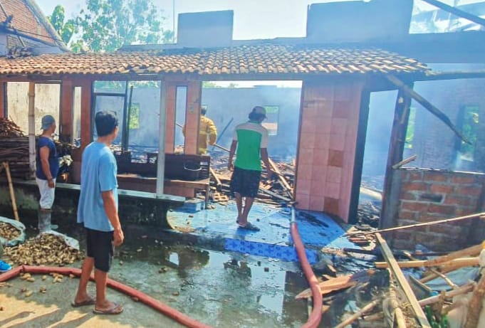 Kondisi rumah Painah warga Desa Mrisi, Kecamatan Tanggungharjo, Kabupaten Grobogan pasca kebakaran.( Masrikin/kabarterdepan.com)