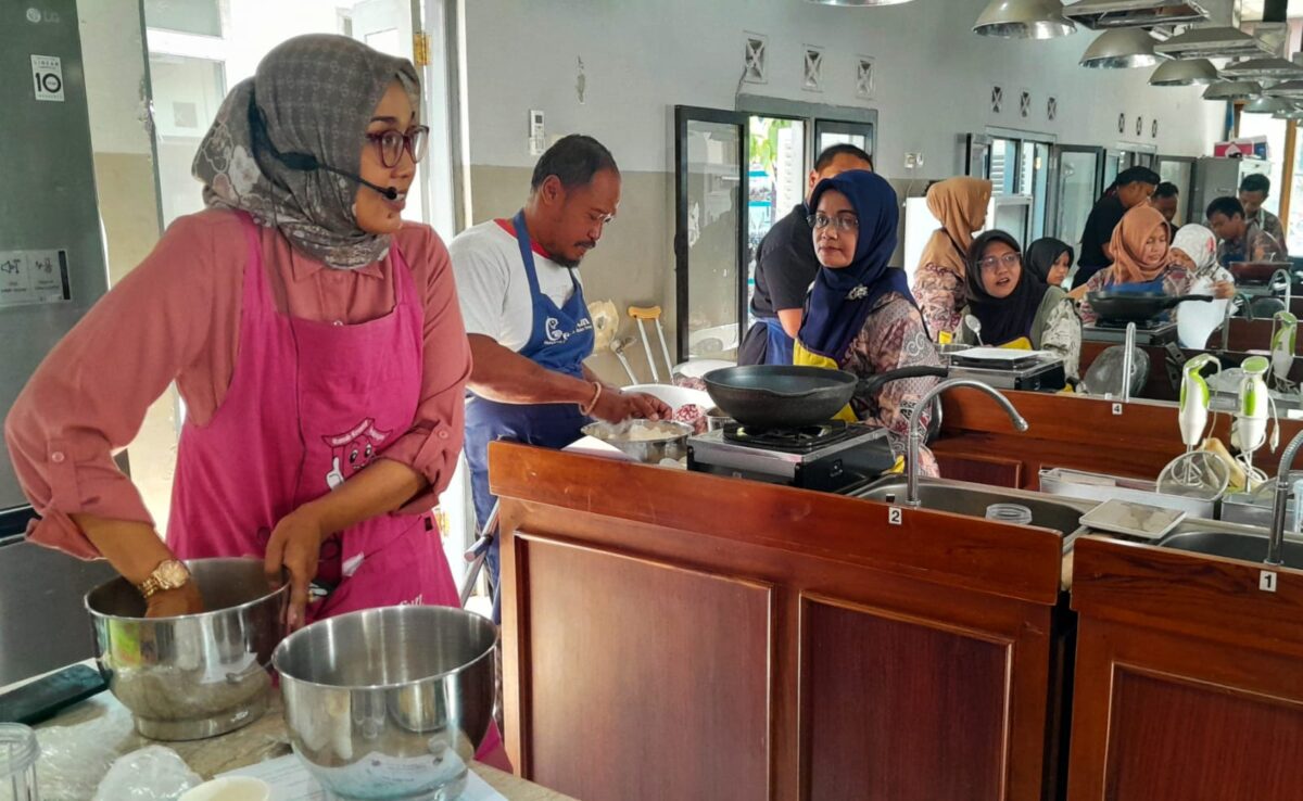 Suasana pelatihan tata boga penyandang di Rumah Kreatif Grobogan.(Masrikin/kabarterdepan.com)