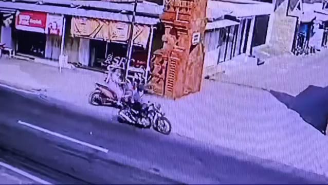 Tangkapan layar rekaman CCTV saat terjadi penjambretan di Jalan Raya Desa Sampangagung, Kecamatan Kutorejo, Kabupaten Mojokerto, Jumat (26/7/2024) pagi kemarin (Redaksi / Kabarterdepan.com)