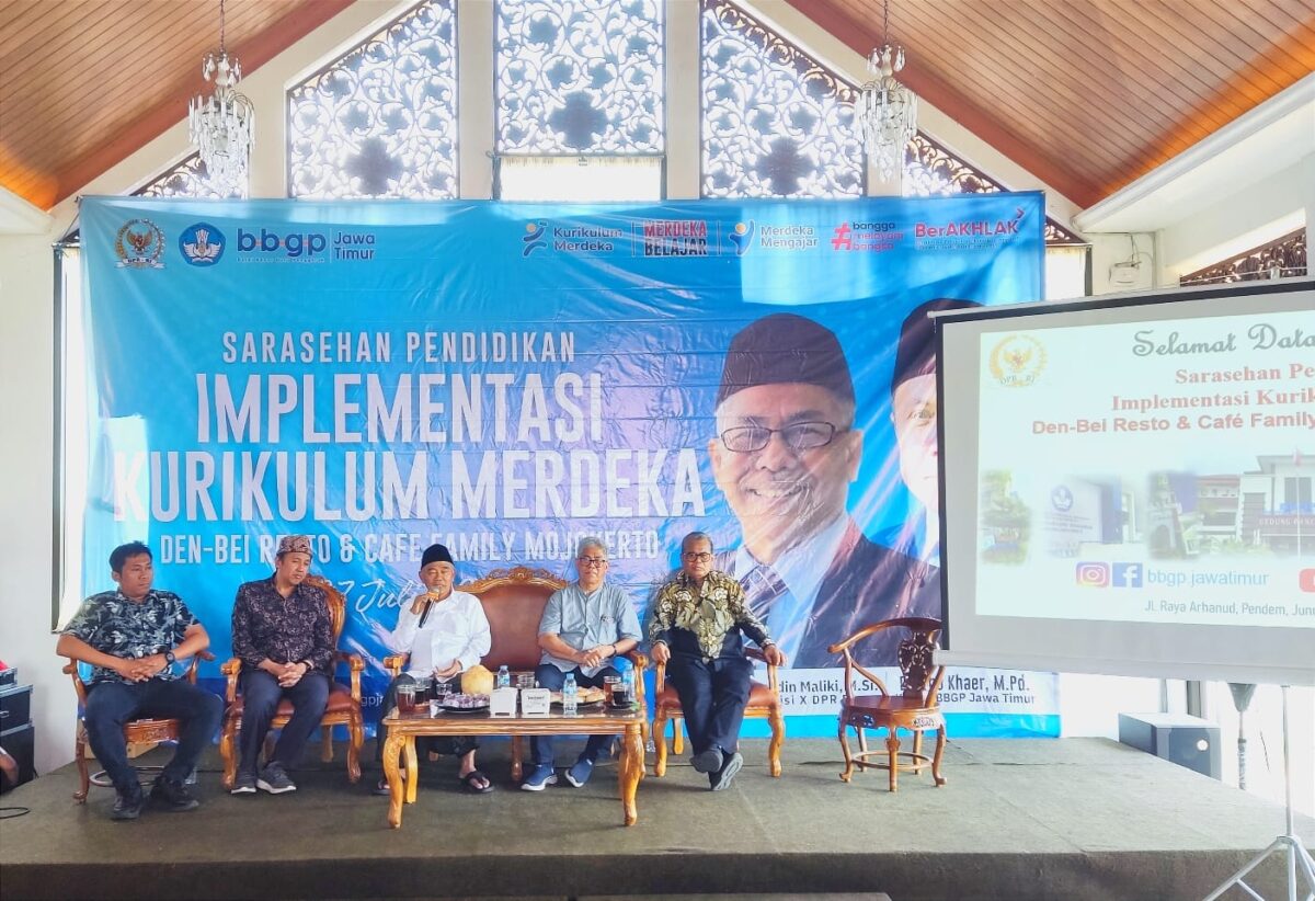 Para Narasumber acada Sarasehan Pendidikan Implementasi Kurikulum Merdeka di Denbei Resto Mojokerto. (Alief Wahdana/kabarterdepan.com) 