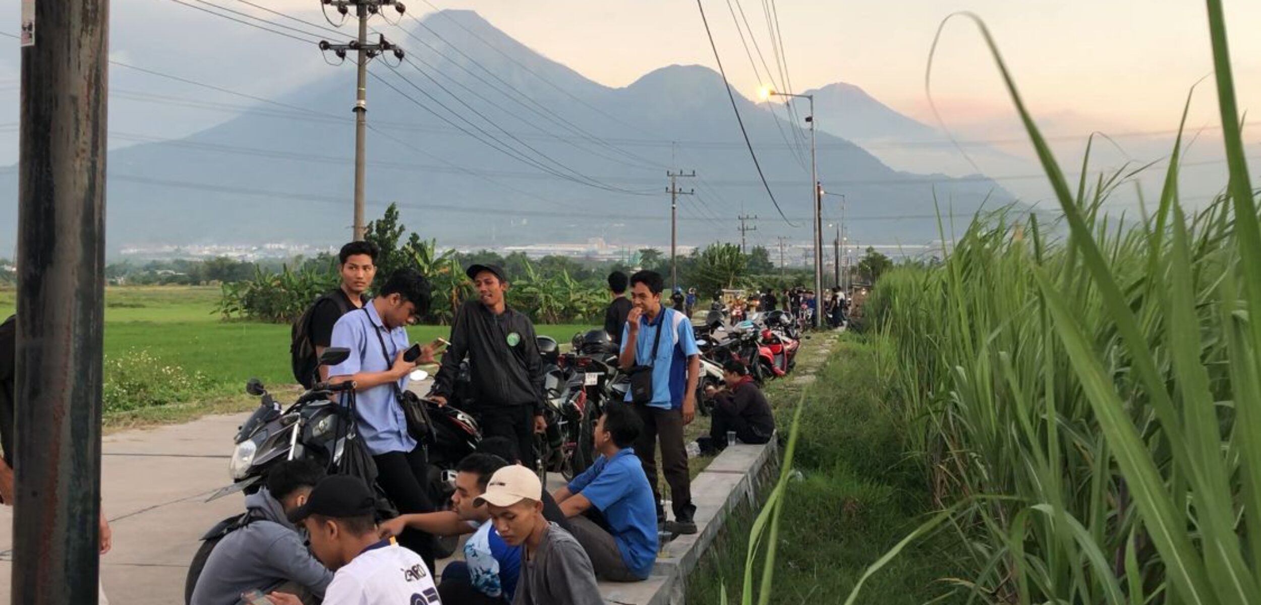 Yuk! Nongkrong Sore di Ngoro dengan View Sunset dan Gunung Penanggungan
