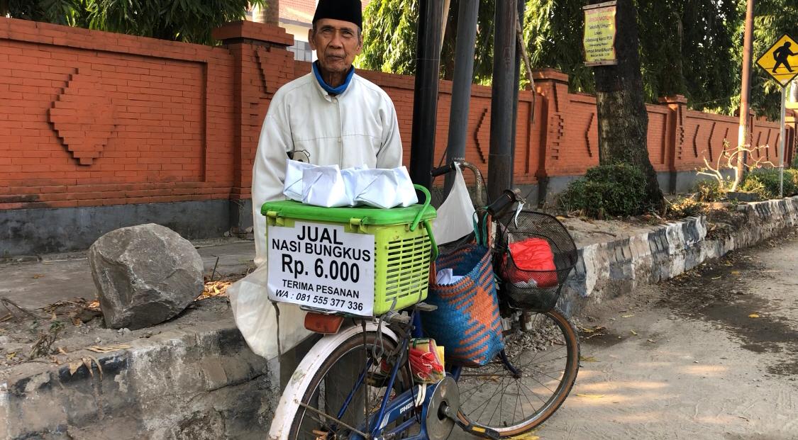 IMG 20240729 WA0013 1 1 Khoderi, penjual nasi bungkus yang motornya hilang karena direndam sedang berjualan di Mojosari, Senin (29/7/2024) pagi (Andy / Kabarterdepan.com)