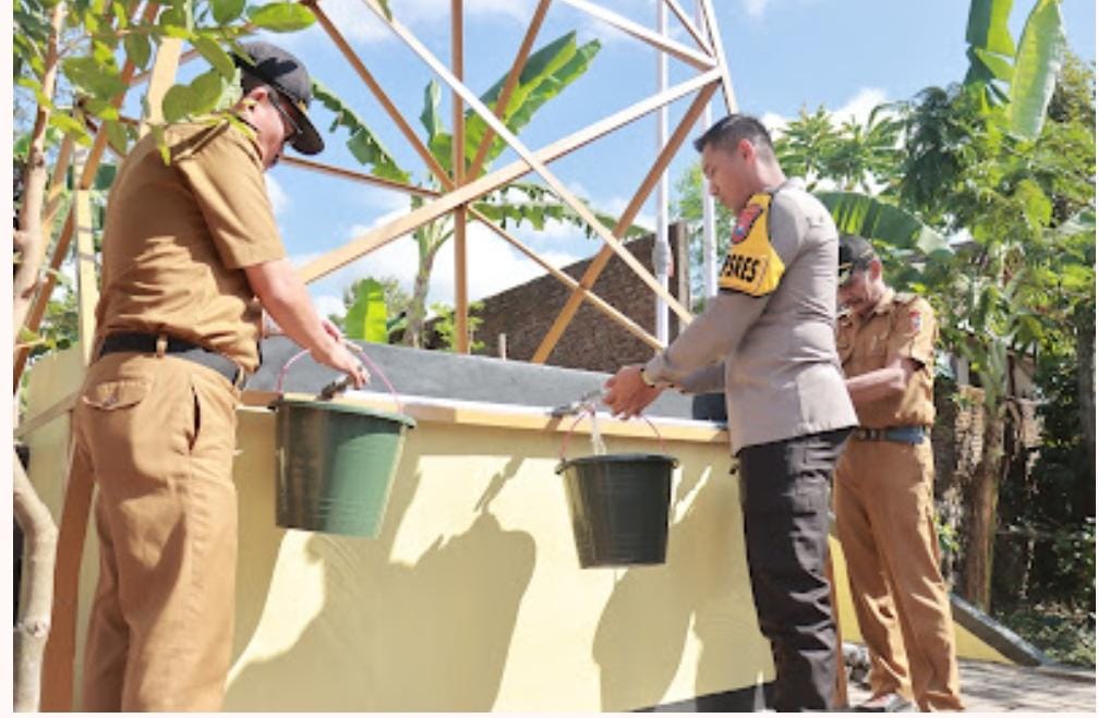 Kapolres Jember saat meresmikan sumur bor. (Lana/kabarterdepan.com) 