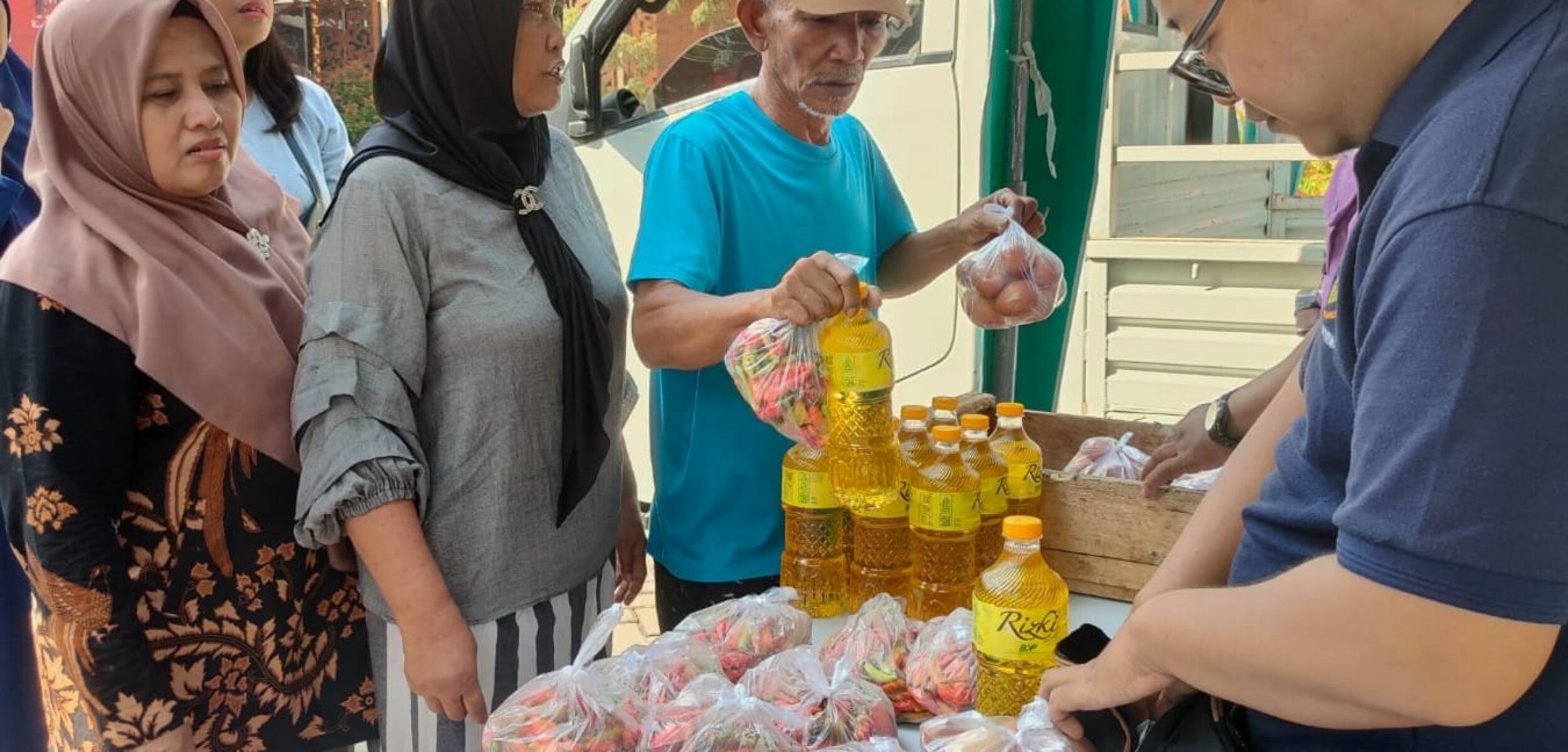 Pj Wali Kota Mojokerto, Moh Ali Kuncoro pantau langsung operasi pasar. murah untuk kendalikan harga cabai di Kota Mojokerto, Rabu (31/7/2024)