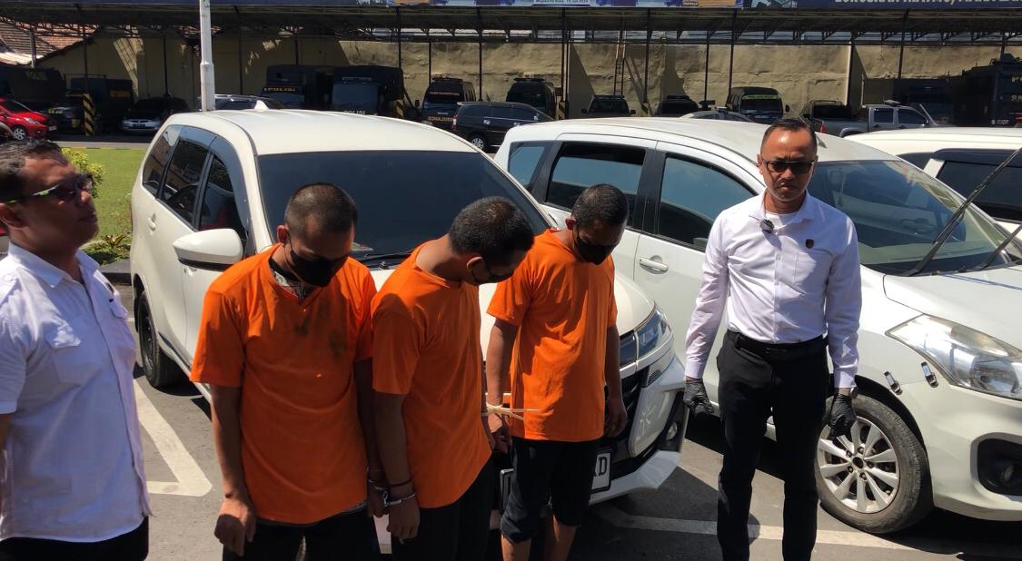 Ketiga pelaku penggelaoan mobil rental yang diamankan Polres Mojokerto Kota. (Andy/kabarterdepan.com) 