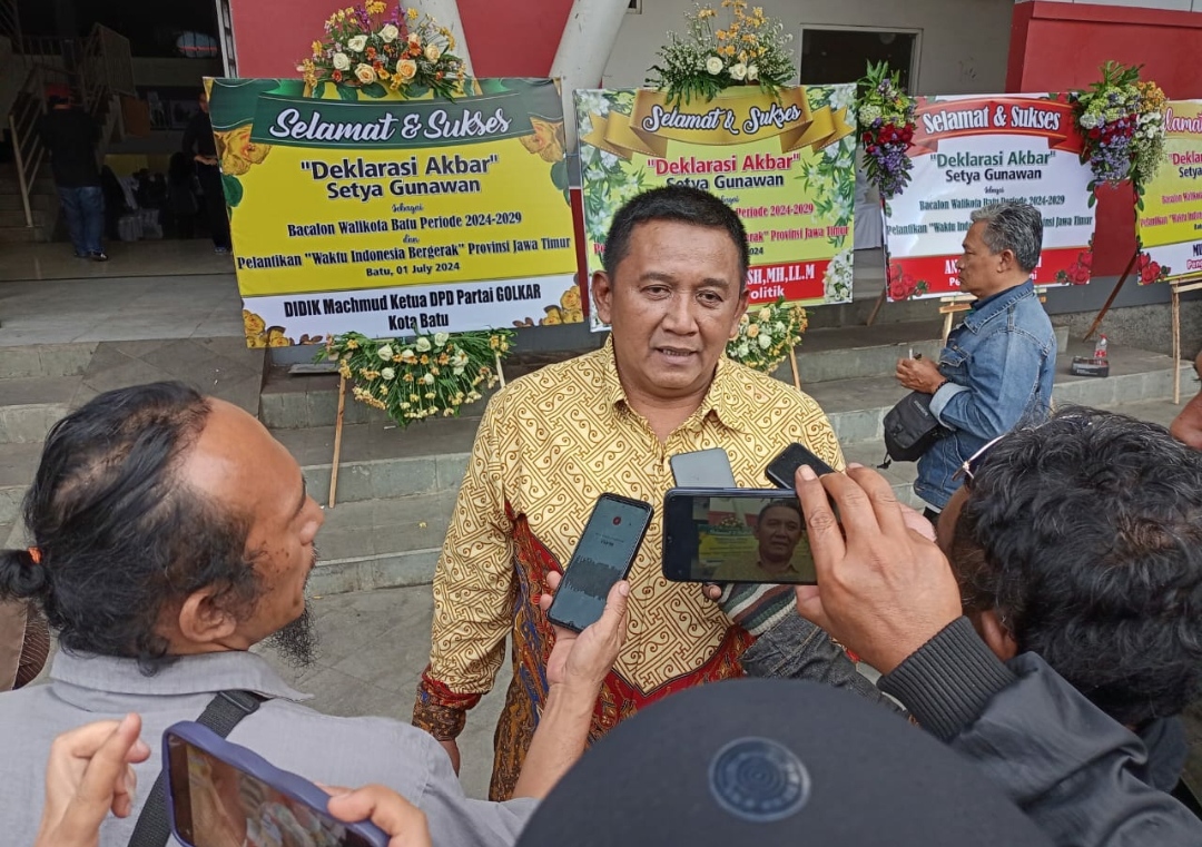 Bacalon Wali Kota Batu, Setya Gunawan, saat diwawancarai awak media usai Deklarasi Akbar. (Yan/kabarterdepan.com) 