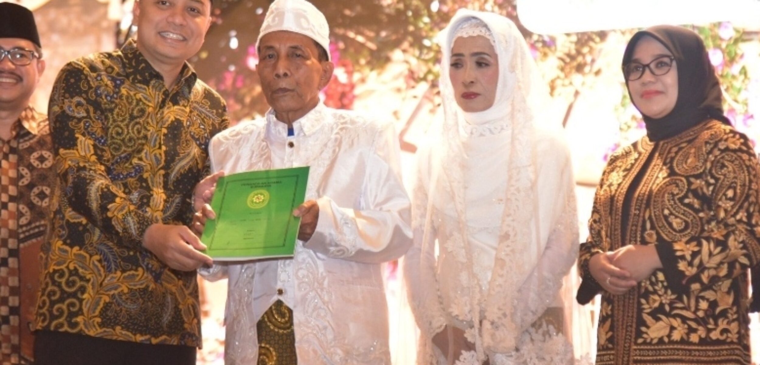 Kebahagiaan pasangan nikah massal di Surabaya, Selasa (2/7/2024). (Diskominfo Jatim)