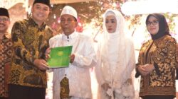 Keseruan Kirab 330 Pasangan Nikah Massal di Surabaya