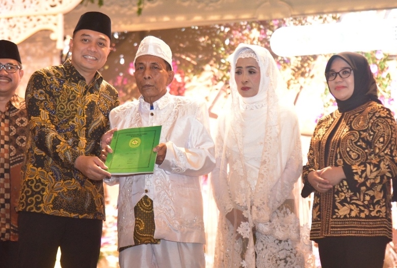 Kebahagiaan pasangan nikah massal di Surabaya, Selasa (2/7/2024). (Diskominfo Jatim) 