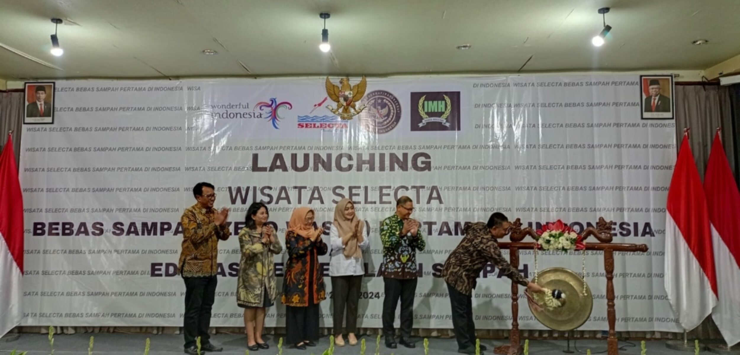 Deputi Bidang Pengembangan Destinasi dan Infrastuktur Kemenparekraf RI, Hariyanto, saat memukul gong sebagai tanda launching Selecta Menuju Zero Waste dan Edukasi Pengolahan Sampah. (Yan/kabarterdepan.com)