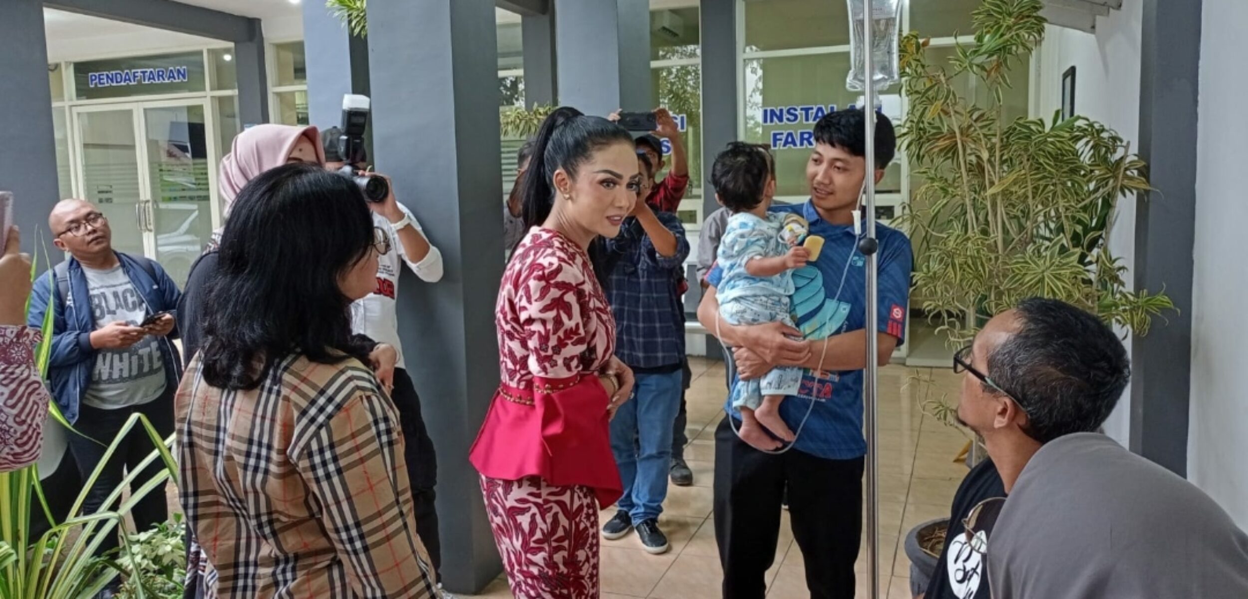 Anggota Komisi lX DPR RI, Kris Dayanti, saat tengah meninjau RSIA Haji Kota Batu, usai kegiatan acara FGD. (Yan/kabarterdepan.com)