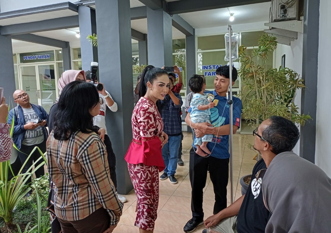 Anggota Komisi lX DPR RI, Kris Dayanti, saat tengah meninjau RSIA Haji Kota Batu, usai kegiatan acara FGD. (Yan/kabarterdepan.com)