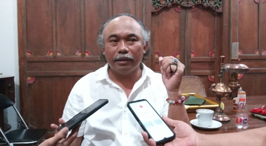 Kepala Desa Tulungrejo, Suliono saat tengah diwawancarai awak media di ruang kerjanya. (Yan/kabarterdepan.com) 