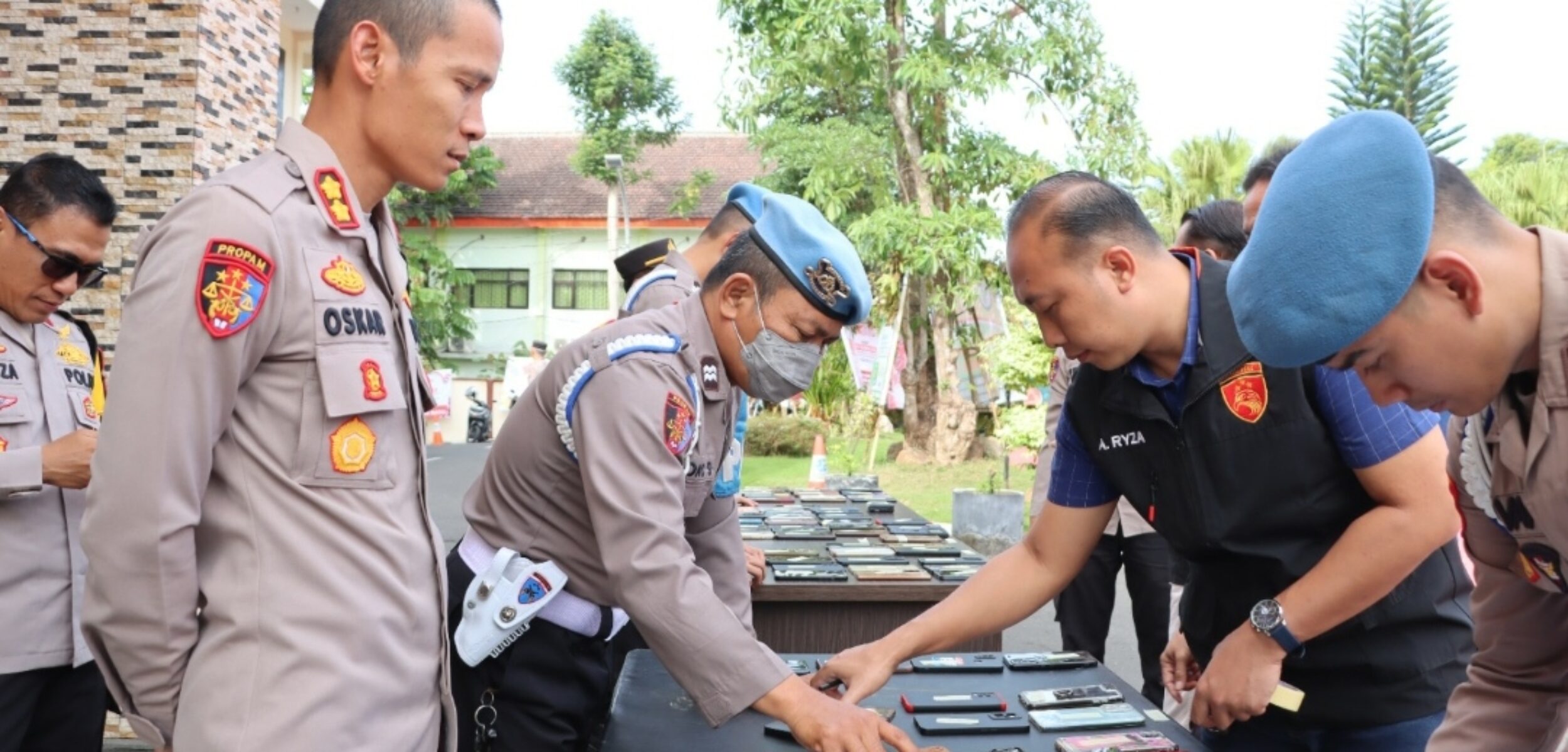 Cegah Judi Online dan Seksualitas, Kapolres Batu Periksa Handphone Seluruh Anggota