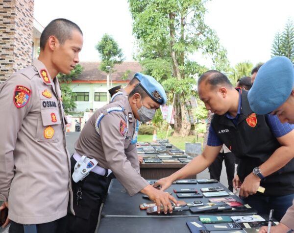 Cegah Judi Online dan Seksualitas, Kapolres Batu Periksa Handphone Seluruh Anggota