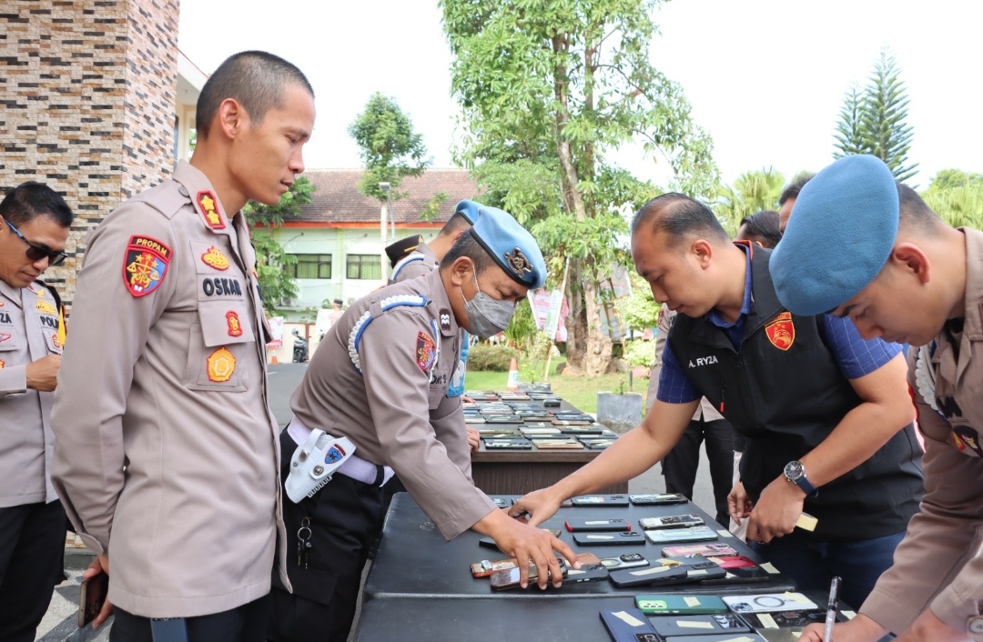 Kapolres Batu AKBP Oskar Syamsuddin, S.I.K., M.T saat memimpin pemeriksaan handphone anggota antisipasi dan cegah judi online serta seksualitas. (Yan/kabarterdepan.com