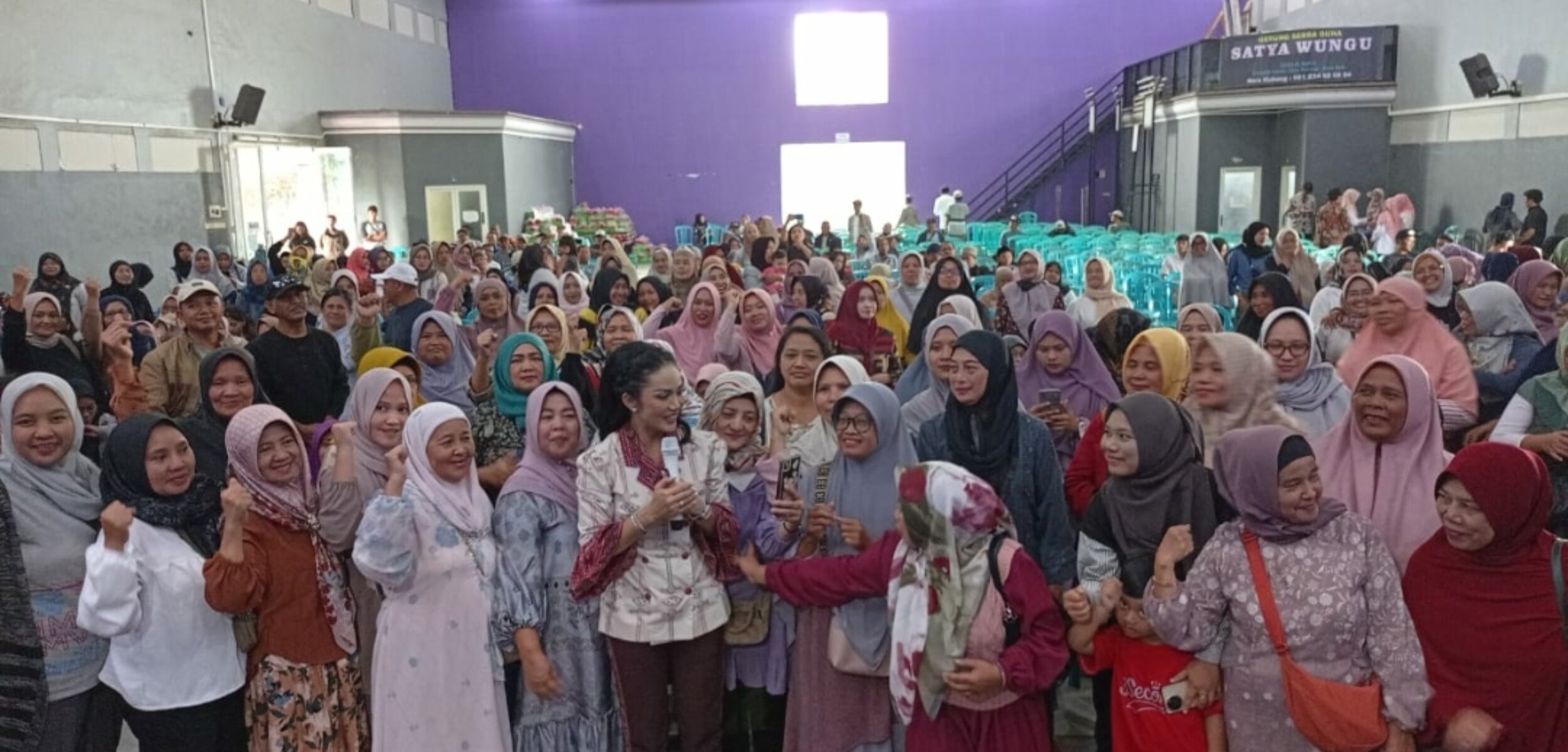 Anggota Komisi lX DPR RI dari fraksi PDI Perjuangan, Kris Dayanti, saat tengah sesi foto bersama usai Sosialisasi Telemedicine. (Yan/kabarterdepan.com)