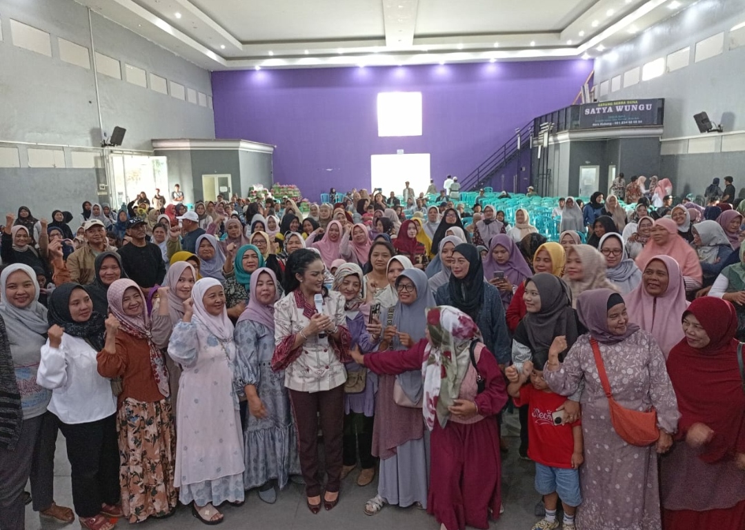 Anggota Komisi lX DPR RI dari fraksi PDI Perjuangan, Kris Dayanti, saat tengah sesi foto bersama usai Sosialisasi Telemedicine. (Yan/kabarterdepan.com) 