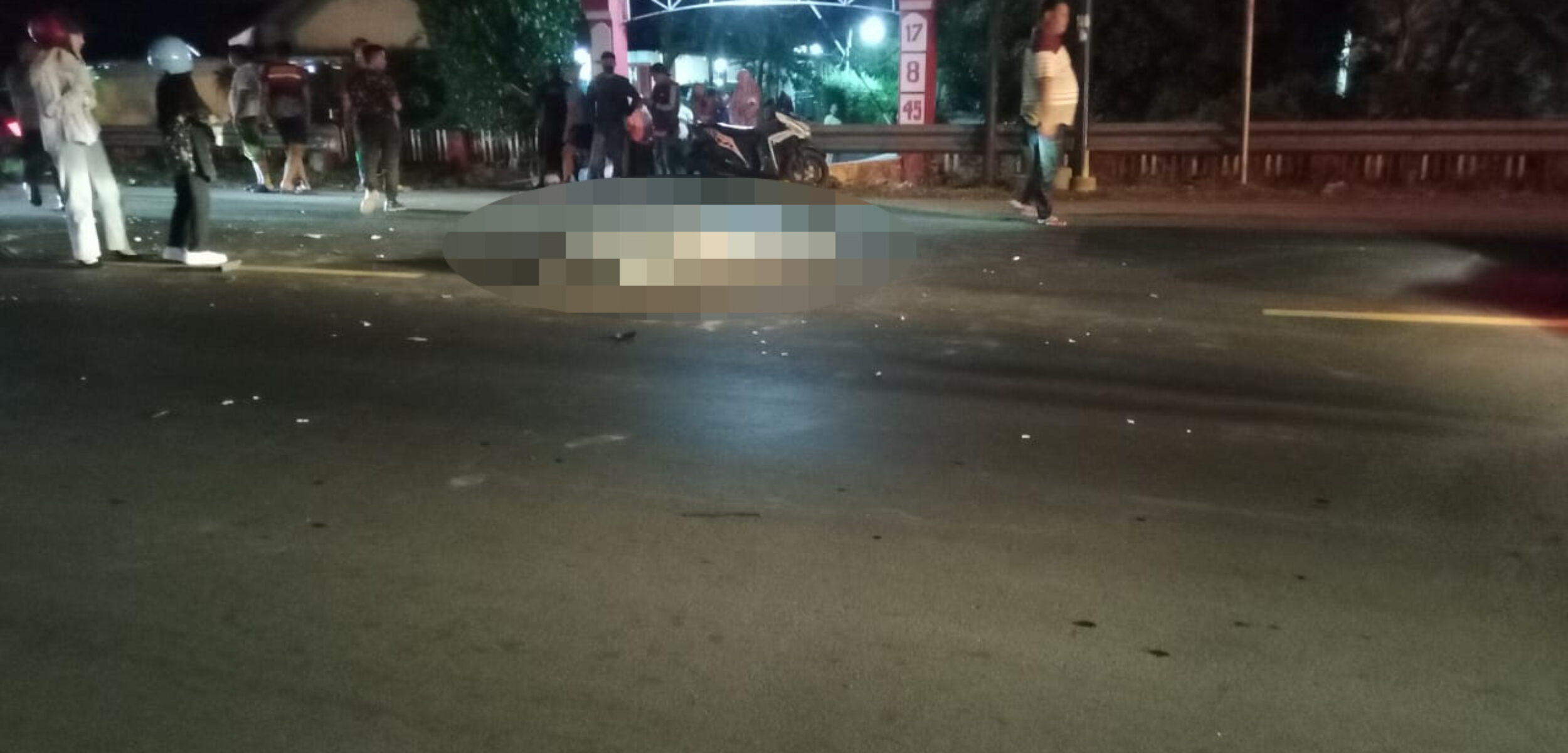 Jenazah korban saat tergeletak di tengah jalan, Jalan Raya Penghubung Mojokerto-Pasuruan Desa Puloniti, Kecamatan Bangsal, Kabupaten Mojokerto, Rabu (3/7/2024) malam (Andy / Kabarterdepan.com)