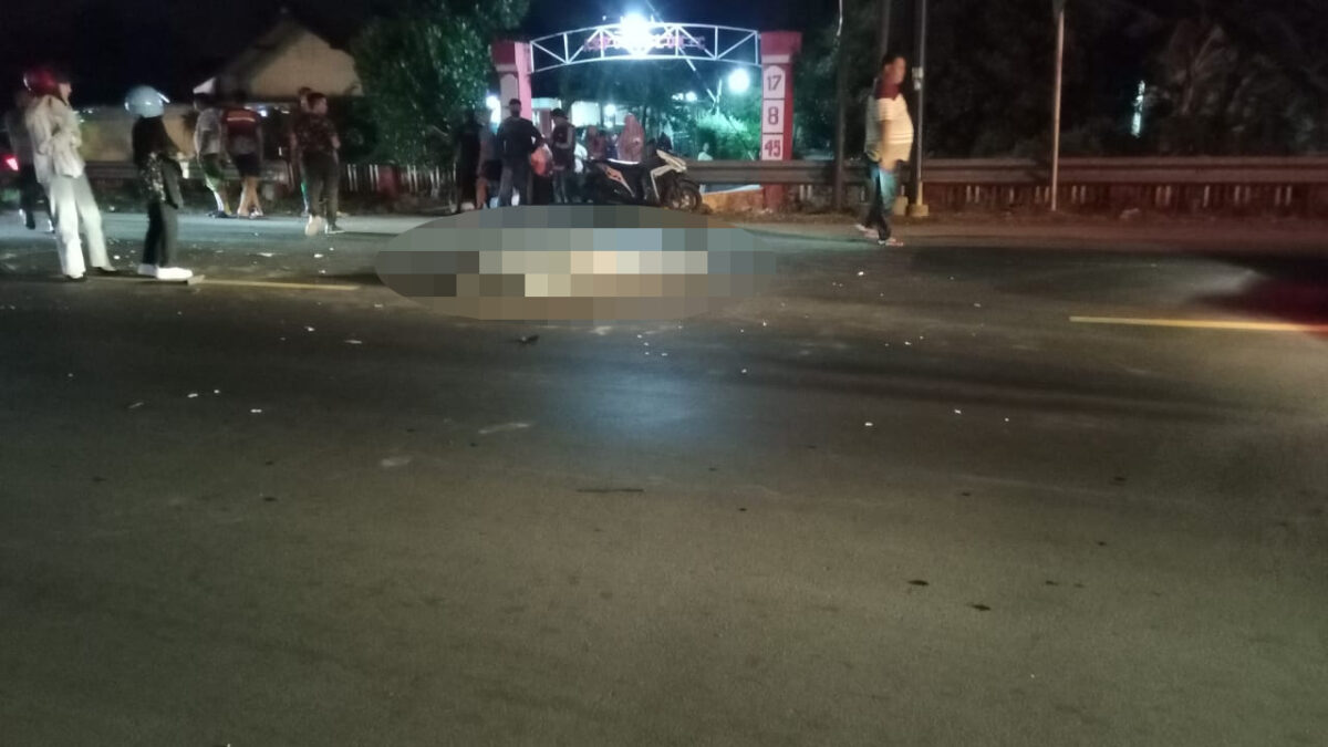 Jenazah korban saat tergeletak di tengah jalan, Jalan Raya Penghubung Mojokerto-Pasuruan Desa Puloniti, Kecamatan Bangsal, Kabupaten Mojokerto, Rabu (3/7/2024) malam (Andy / Kabarterdepan.com)