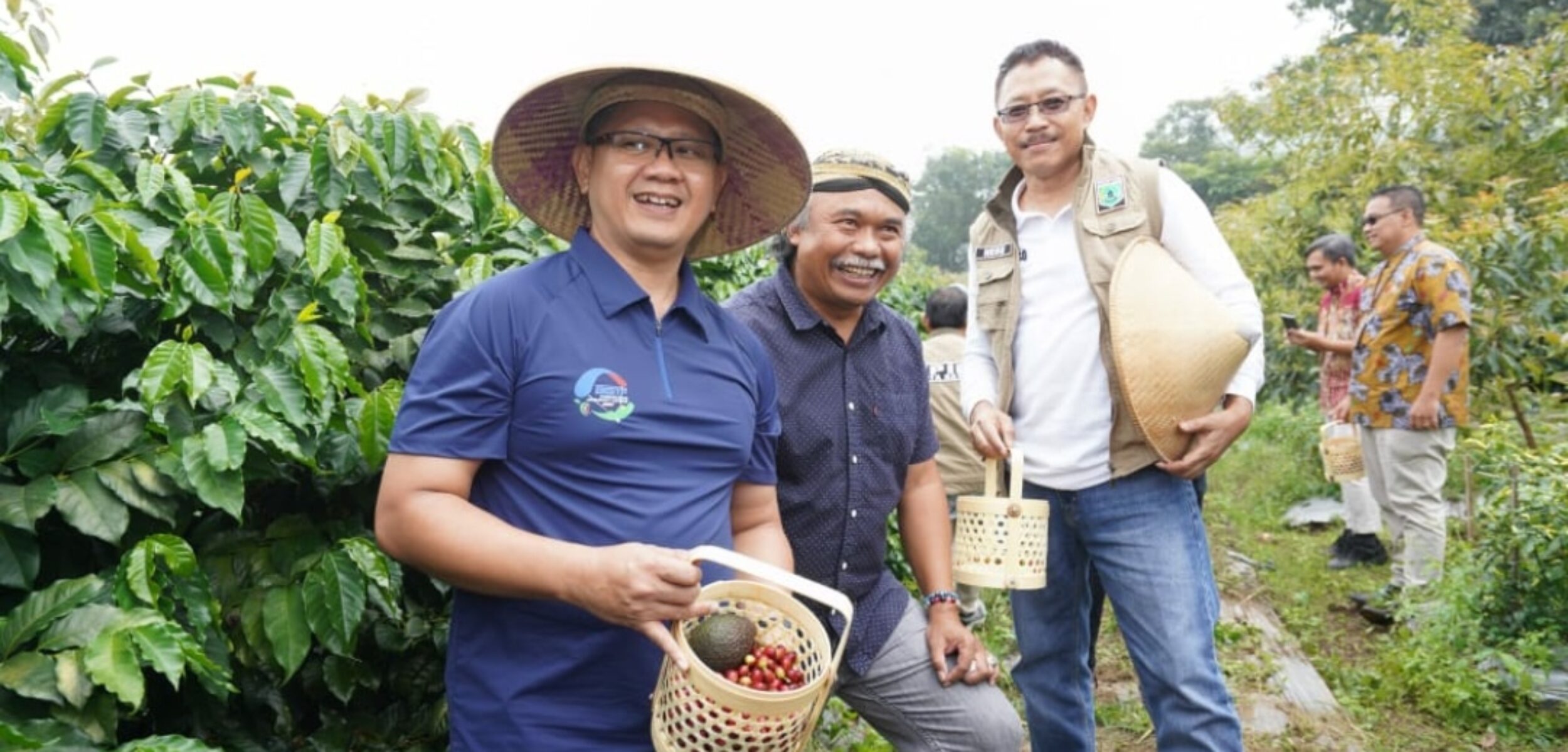 Pj Wali Kota Batu Panen Hasil Pertanian dan Serahkan Bantuan untuk Gapoktan. (Yan/kabarterdepan.com)