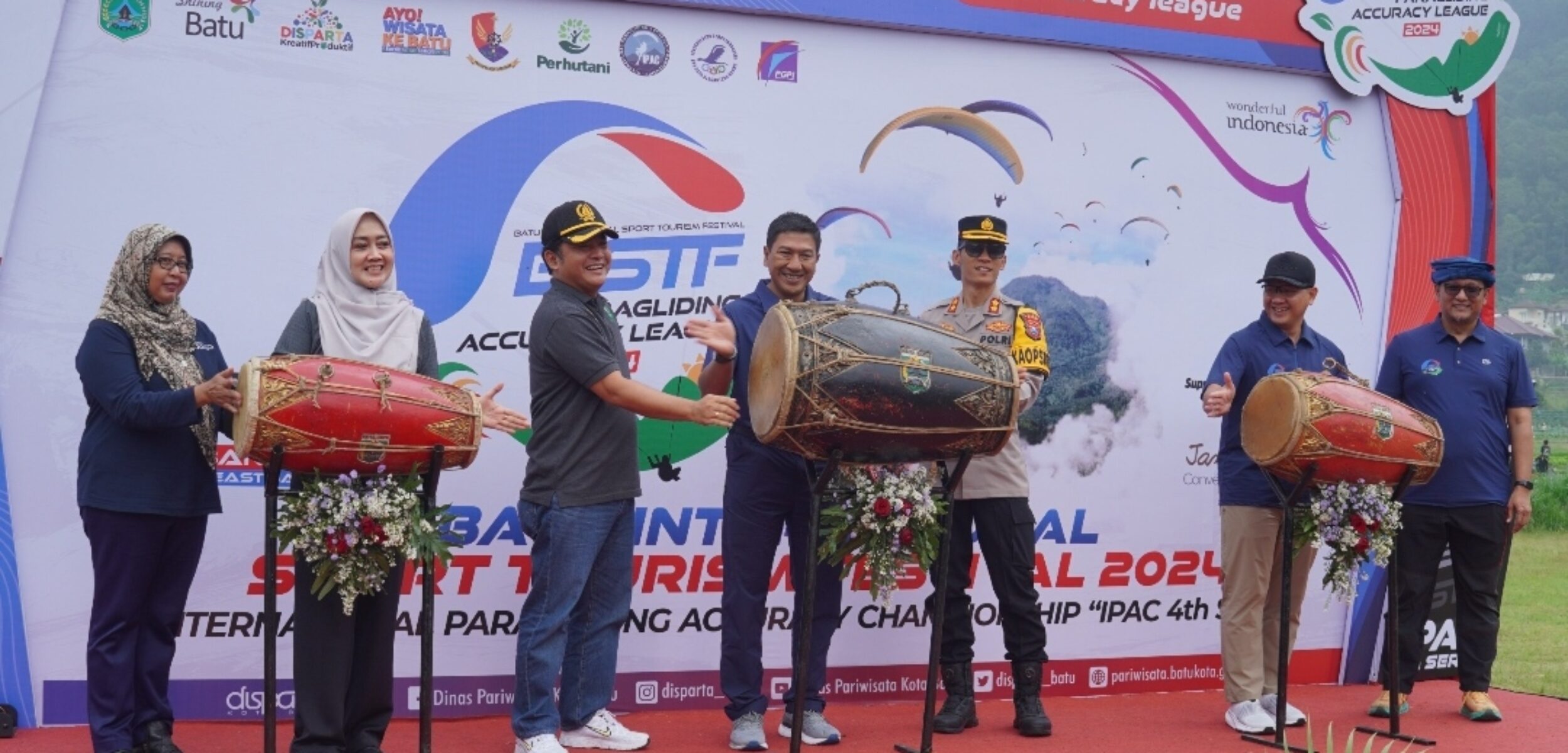 Pj. Wali Kota Batu Aries Agung Paewai, saat tengah memukul gendang secara simbolis menandai dibukanya Kejuaraan Paralayang Internasional. (Yan/kabarterdepan.com)