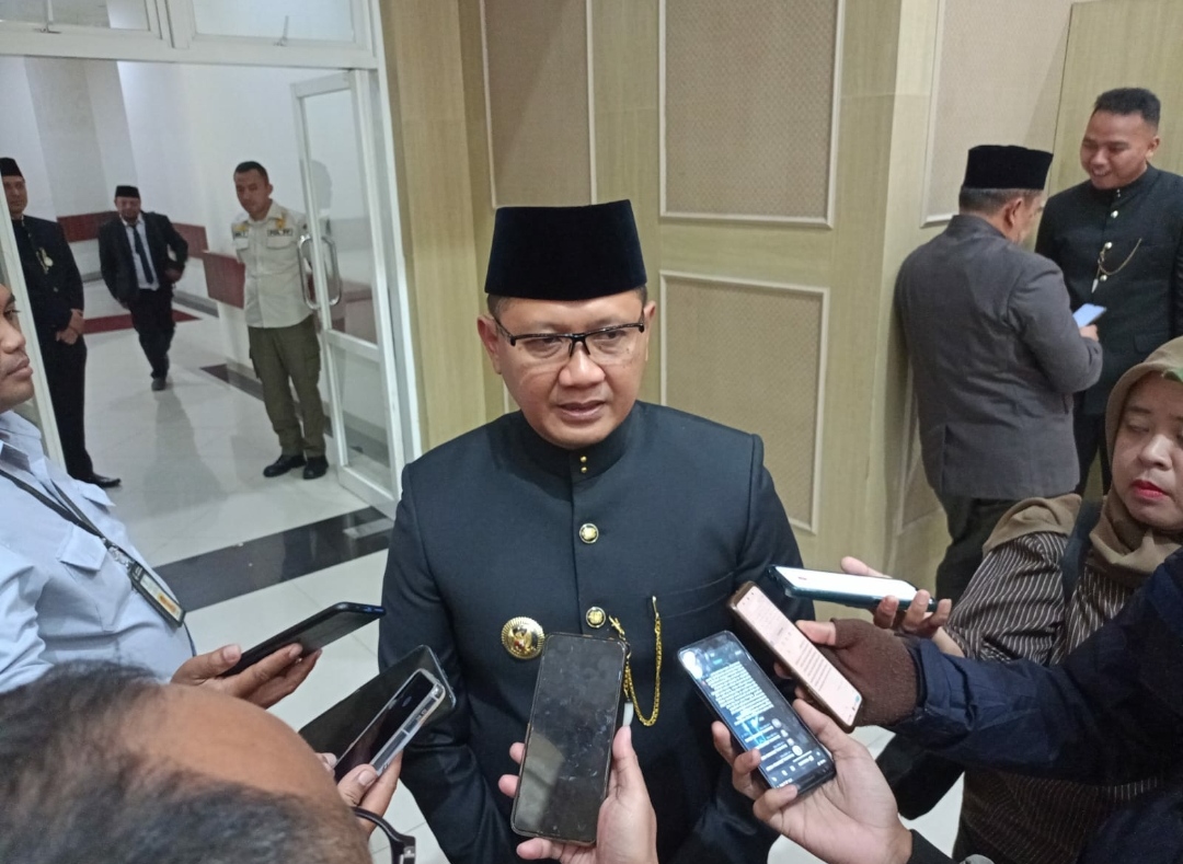 Pj. Wali Kota Batu, Aries Agung Paewai, saat tengah diwawancarai awak media usai Pengukuhan Perpanjangan Masa Jabatan Kades dan BPD. (Yan/kabarterdepan.com) 