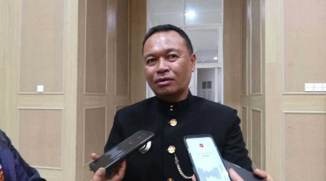 Camat Bumiaji, Thomas Maido, saat diwawancarai awak media usai Pengukuhan Perpanjangan Masa Jabatan Kades dan BPD. (Yan/kabarterdepan.com) 