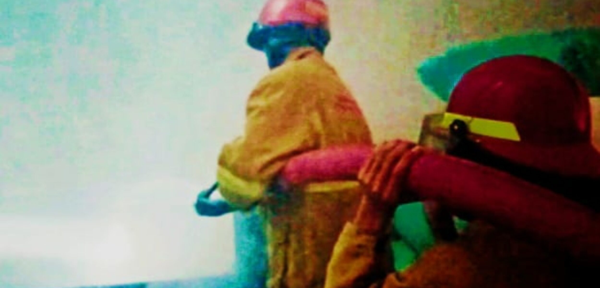 Pemadam kebakaran memadamkan api di dalam Gudang jagung milik Sukarmin, Desa Penganten Kecamatan Klambu Kabupaten Grobogan.( Masrikin/kabarterdepan.com)