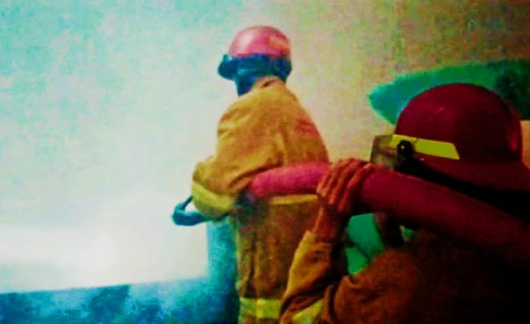 Pemadam kebakaran memadamkan api di dalam Gudang jagung milik Sukarmin, Desa Penganten Kecamatan Klambu Kabupaten Grobogan.( Masrikin/kabarterdepan.com)