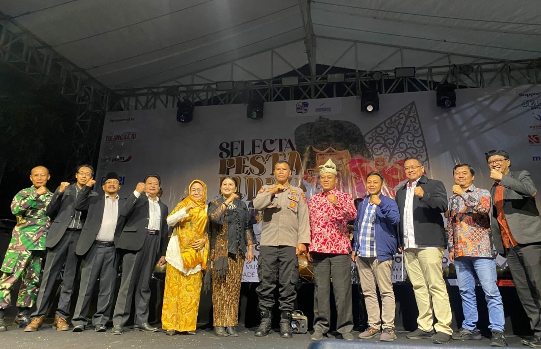 Dirut PT. Selecta, Komisaris, Danramil Bumiaji, Kapolsek Bumiaji, Kadisparta Kota batu, saat tengah sesi foto bersama dalam kegiatan acara Pesta Budaya. (Yan/kabarterdepan.com) 