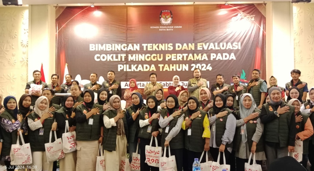 Ketua KPU Kota Batu, Heru Joko Purwanto, anggota KPU Kota Batu, Marlina saat sesi foto bersama Pantarlih, dalam kegiatan acara Bintek dan Evakuasi Coklit Minggu Pertama pada jelang Pilkada 2024. (Yan/kabarterdepan.com)