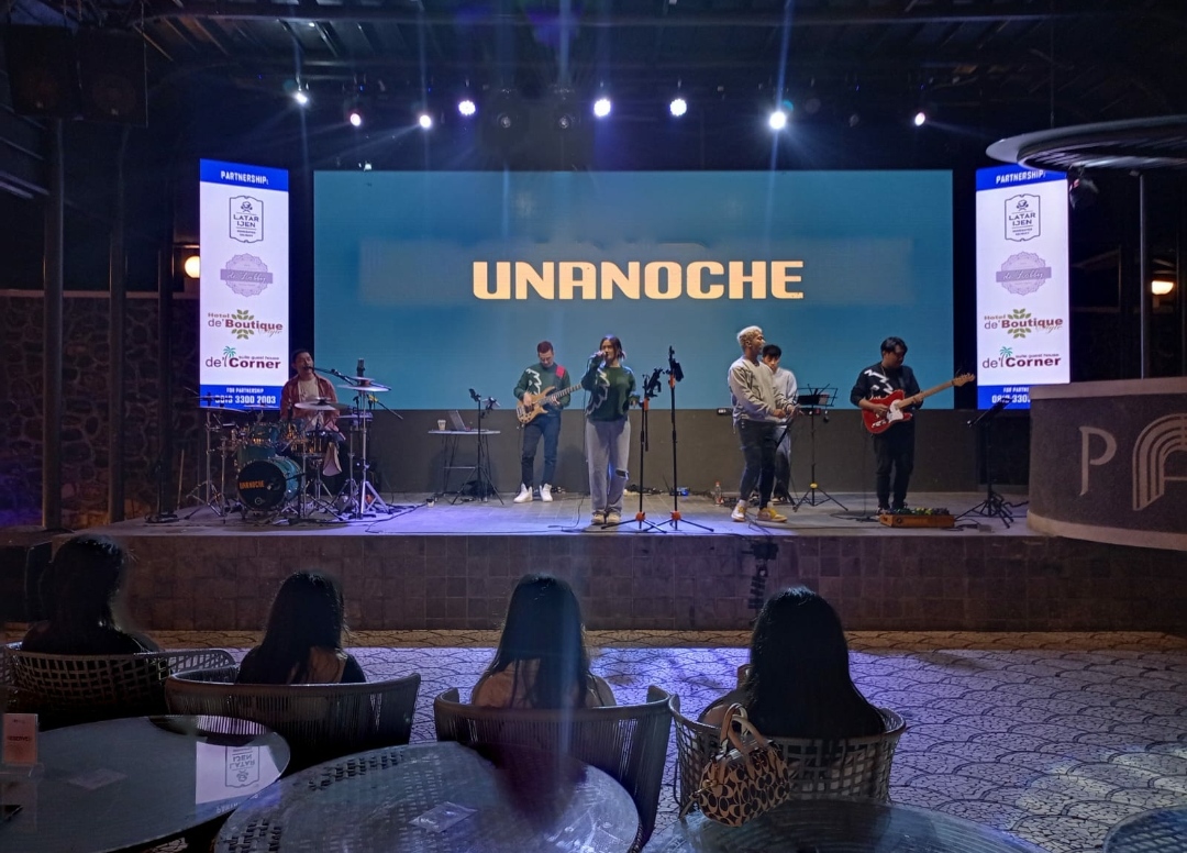 Perform dari Unanoche Band, saat tengah menghibur para wisatawan yang berkunjung ke Paolo Fest. (Yan/