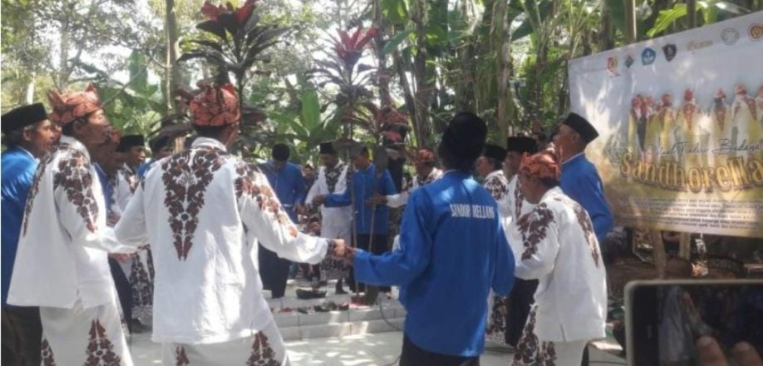 Tarian sindhorelang Jember. (Lana/kabarterdepan.com)