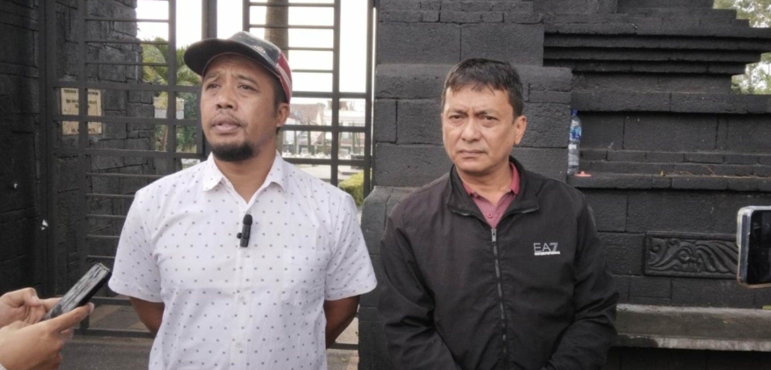 Asaf dan Tri Sunu, dua warga masyarakat Desa Pendem dan Desa Junrejo, saat diwawancarai awak media disela-sela aksi simpati di TMP Suropati, Kota Batu. (Yan)