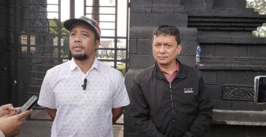 Asaf dan Tri Sunu, dua warga masyarakat Desa Pendem dan Desa Junrejo, saat diwawancarai awak media disela-sela aksi simpati di TMP Suropati, Kota Batu. (Yan)