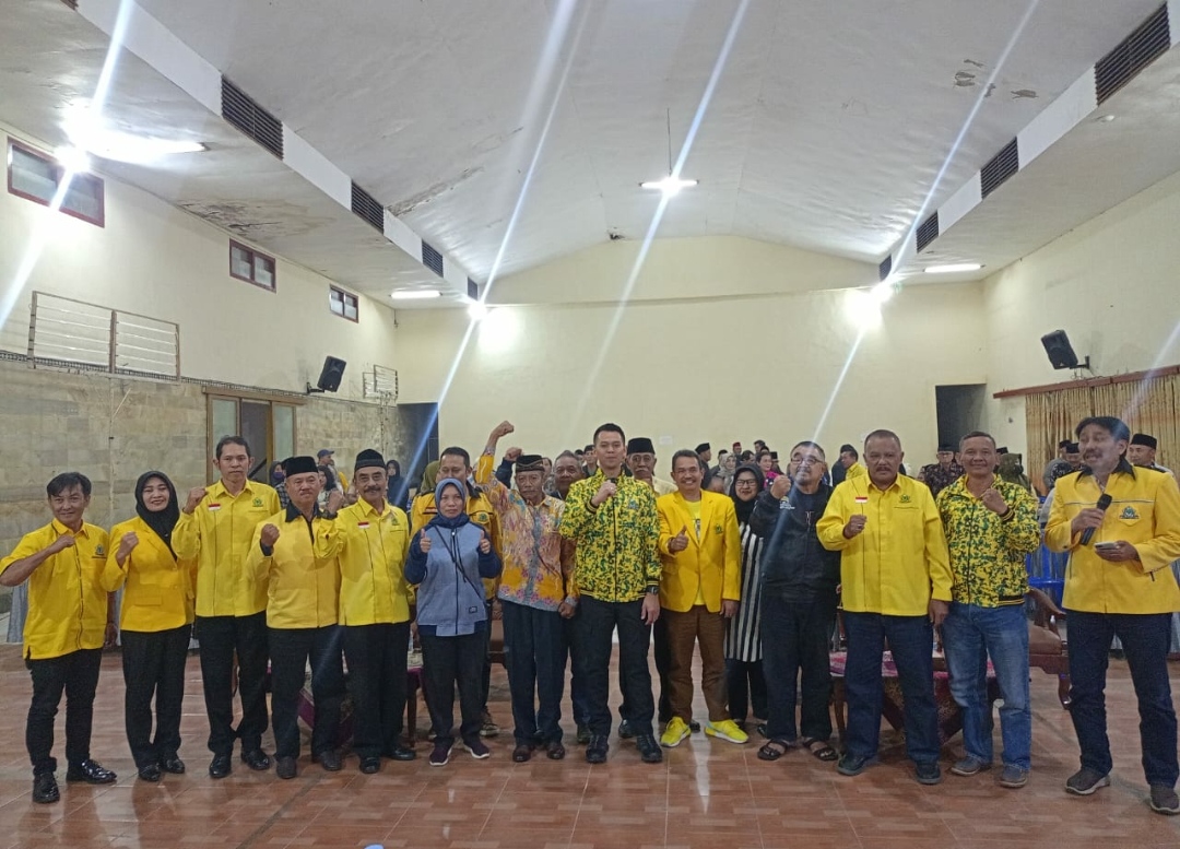 IMG 20240709 171514 1 Calon Wali Kota Batu, Firhando Gumelar (Mas Gum), saat sesi foto bersama ketua, sekretaris, kader dan pengurus, serta masyarakat Kota Batu, dalam kegiatan acara silaturahmi. (Yan)