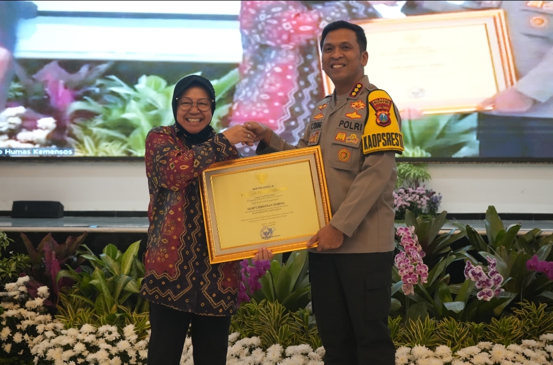Mensos RI Tri Rismaharini saat memberikan penghargaan kepada Kapolresta Sidoarjo Kombes Pol Christian Tobing. (Humas Polri for Kabarterdepan.com) 