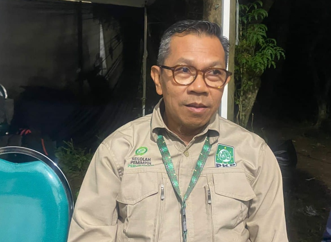 Ketua DPC PKB Kota Batu, Nurochman, S.H., M.H, saat diwawancarai awak media disela-sela kegiatan acara SPP. (Yan)