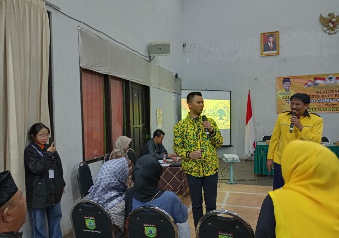 IMG 20240710 132438 1 Calon Wali Kota Batu Firhando Gumelar (Mas Gum), saat berdialog dengan warga masyarakat Desa Tlekung. (Yan/kabarterdepan.com)