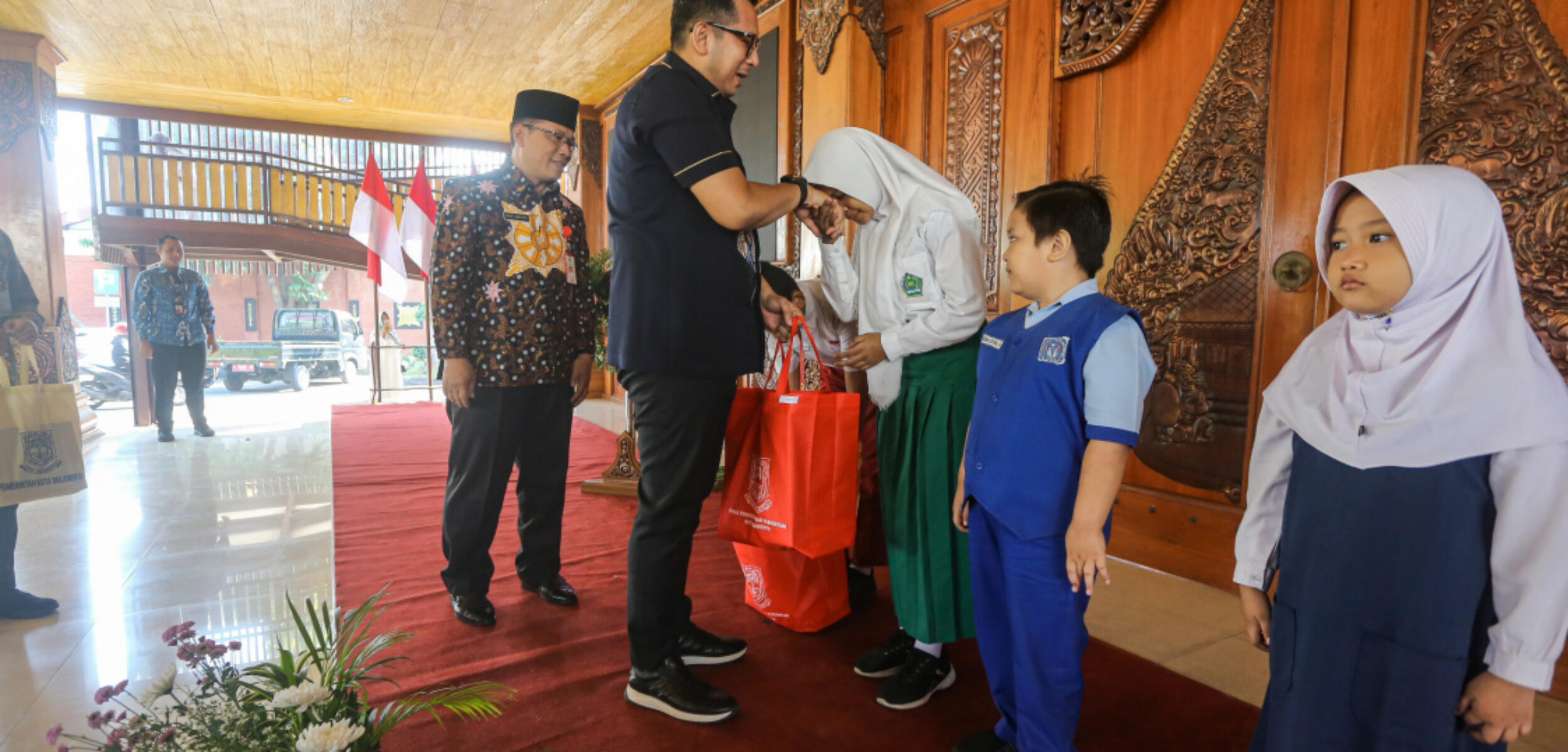 Berikan Perlengkapan Sekolah Gratis untuk Ribuan Peserta Didik, Ini Harapan Mas Pj