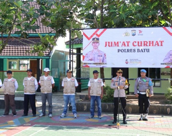 Cara Unik Polres Batu Gelar Jumat Curhat dengan Door to Door