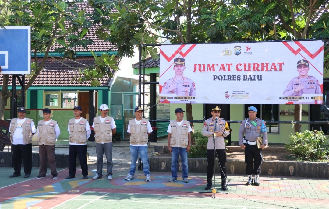 Wakapolres Batu Kompol Jeni Al Jauza, saat tengah memberikan sambutan dalam kegiatan Apel Jumat Curhat di Desa Tawangsari Pujon. (Yan)
