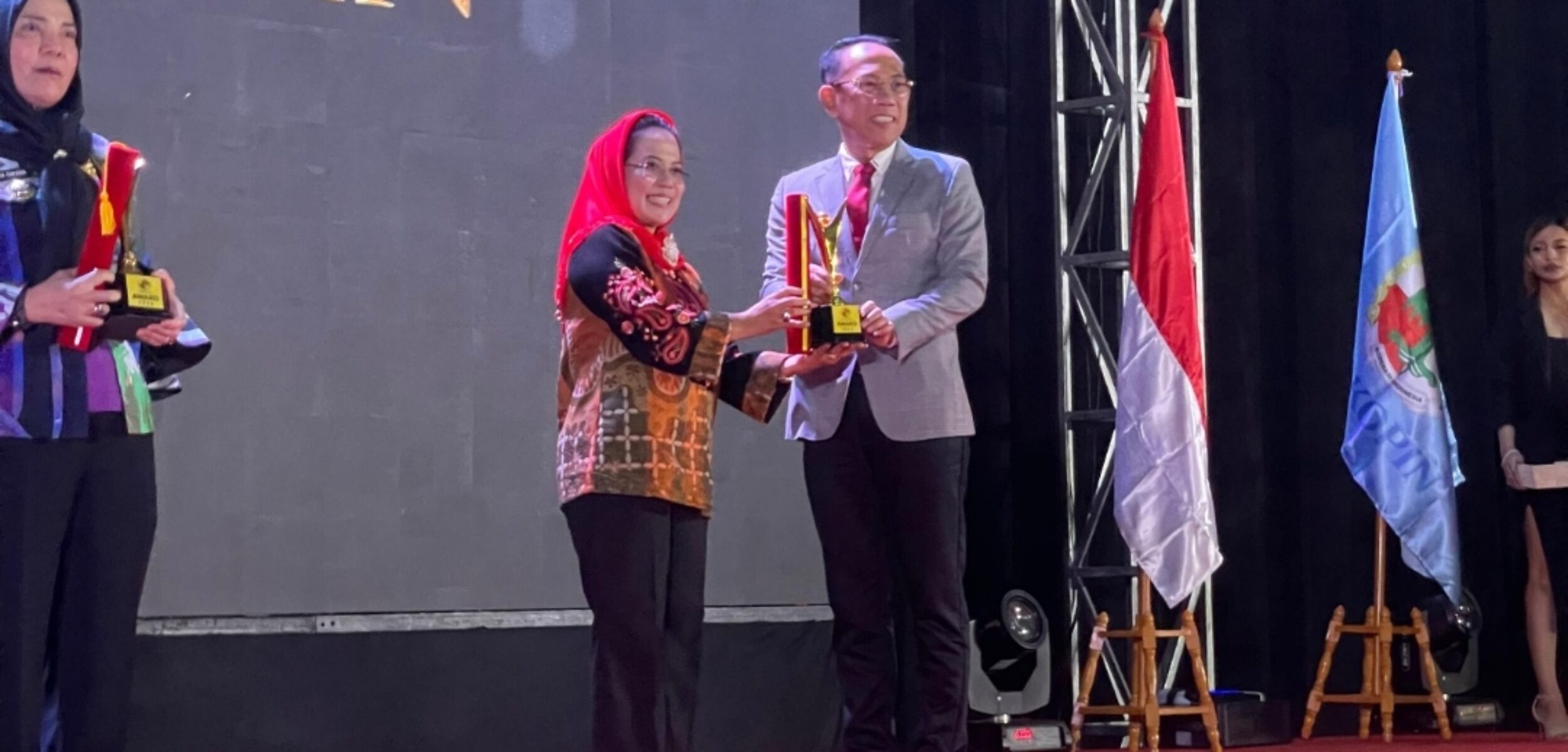 Sekretaris Daerah Kota Mojokerto mewakili Pi Wali Kota Mojokerto menerima penghargaan. (Diskominfo Kota Mojokerto for kabarterdepan.com)