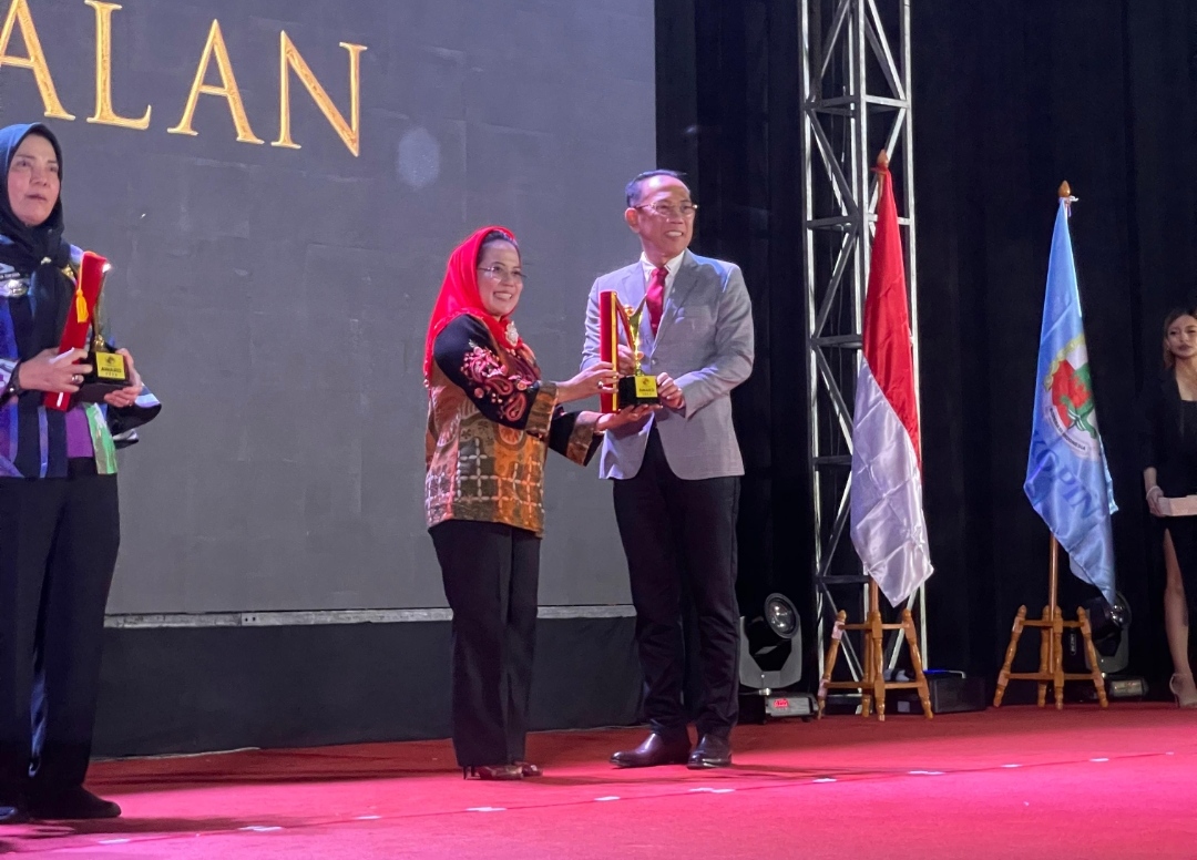 Sekretaris Daerah Kota Mojokerto mewakili Pi Wali Kota Mojokerto menerima penghargaan. (Diskominfo Kota Mojokerto for kabarterdepan.com) 