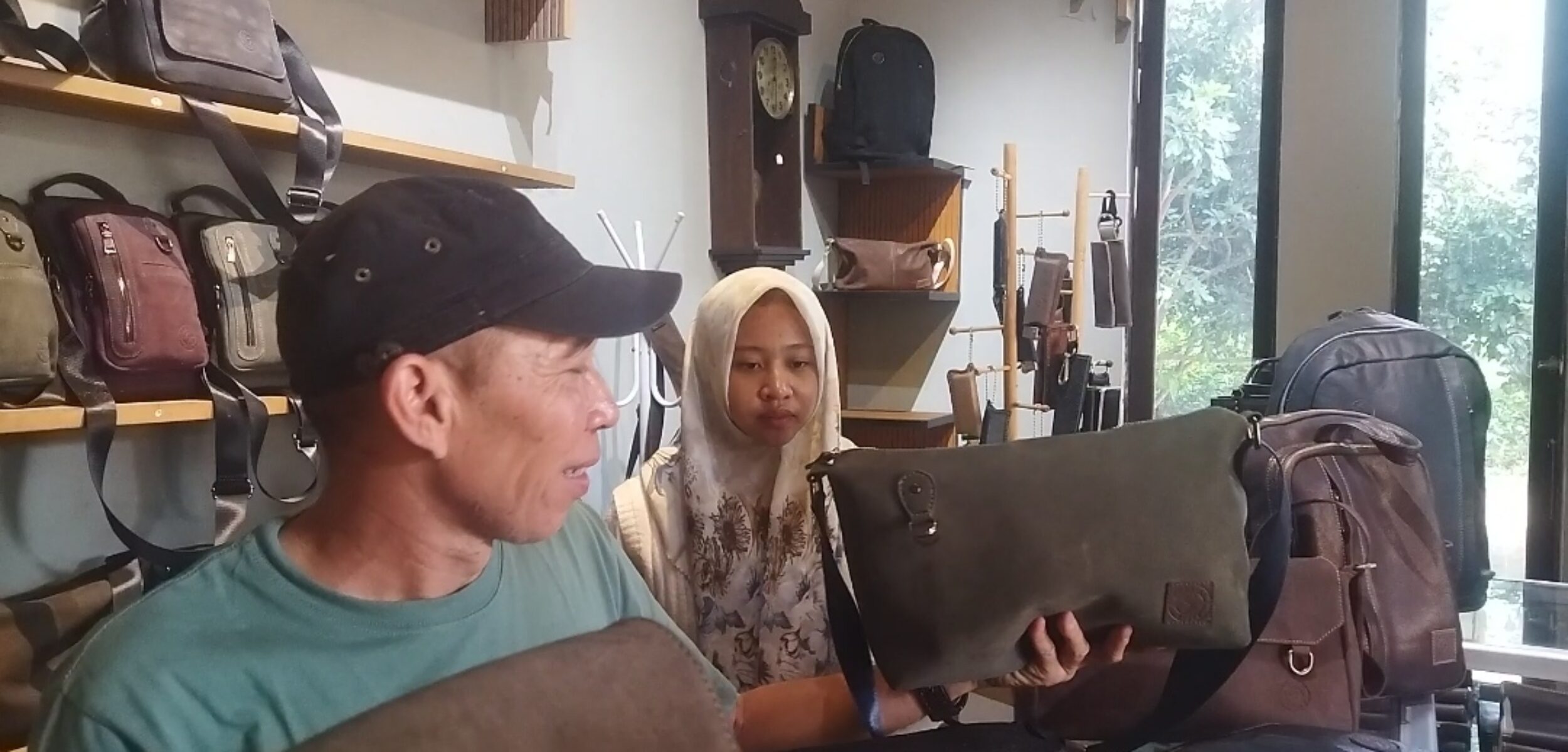 Pakai Kulit Asli, Produk Kerajinan Kulit Asal Kabupaten Mojokerto Ini Banyak Diminati