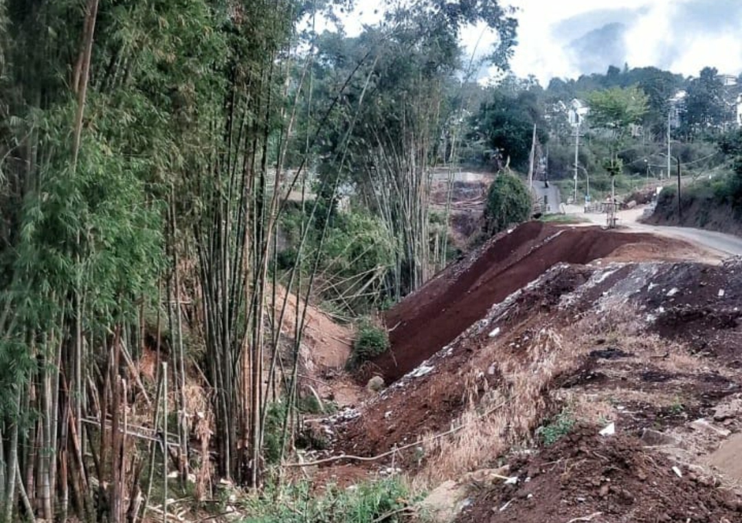 Sempadan aliran sungai yang diduga diuruk material tanah pembangunan perumahan. (Yan/kabarterdepan.com) 