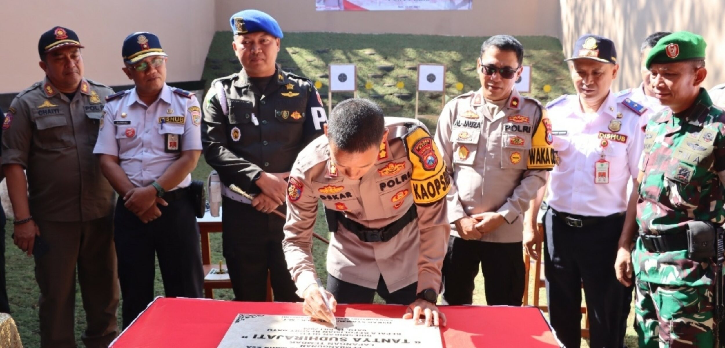 Kapolres Batu AKBP Oskar Syamsuddin, S.I.K., M.T saat menandatangani prasasti sebagai tanda peresmian lapangan tembak Tantya Sudhirajati. (Yan/kabarterdepan.com)